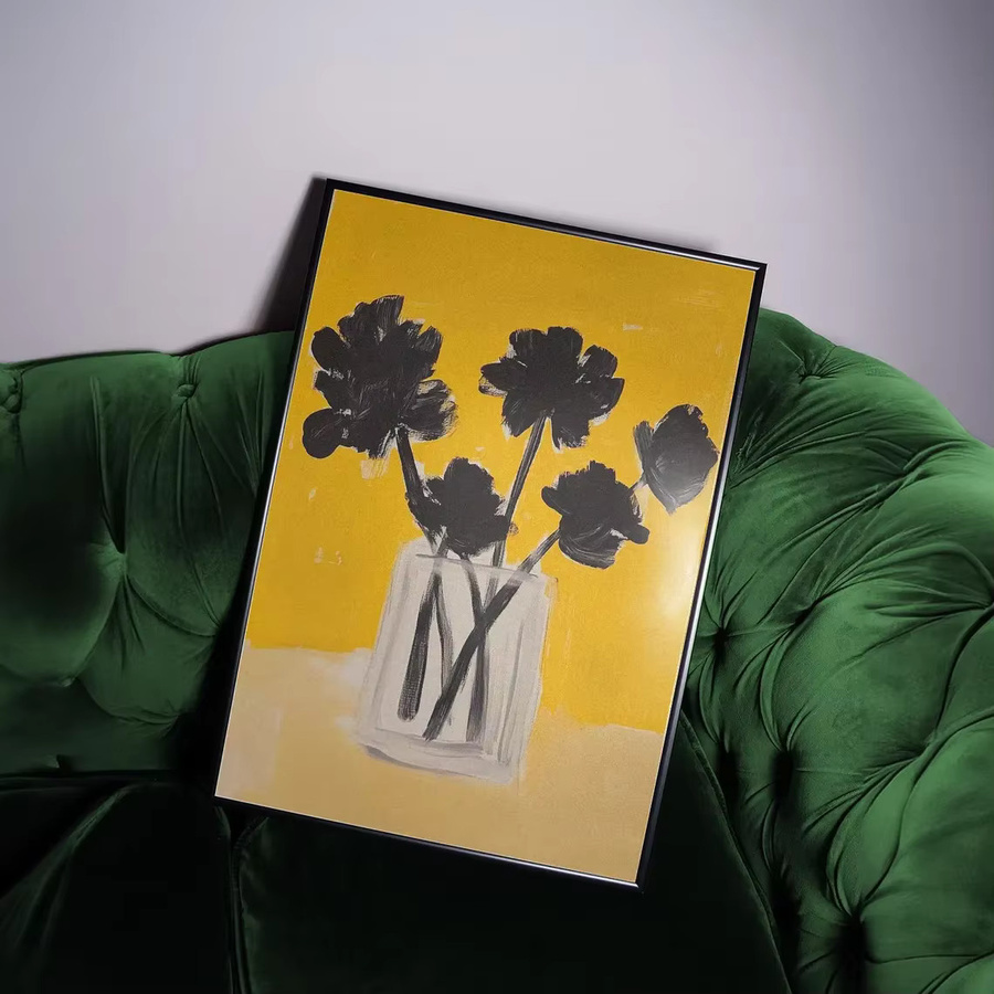 Abstrakter floraler Wandkunstdruck von SHENCHEN mit schwarzen Blumen in gelber Vasenillustration, modernes botanisches Poster als digitaler Download - Bild 2