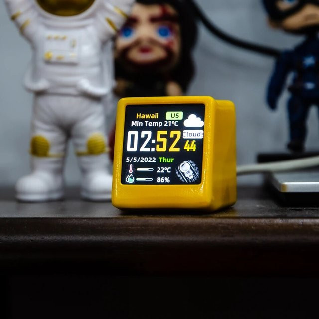 GeekMagic Mini WLAN Desktop Wetter-Digitaluhr mit IPS LCD-Bildschirm in Schwarz und Gelb - Bild 1