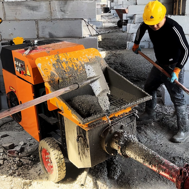 Kompakte Diesel-Betonpumpe mit Fernbedienung in Orange - Bild 1