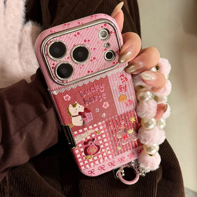 MUQGEW Handyhülle mit Koreanischem Cartoon-Pferd und Lederstruktur für iPhone 11 bis 17 Pro Max inklusive Armband, Stoßfest, Pink - Bild 1