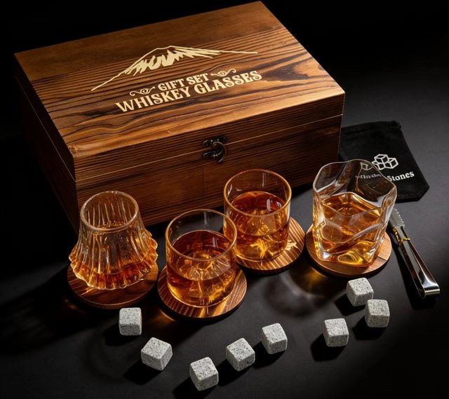 Whiskey-Becher-Set von loveyalty mit 4 verschiedenen Designs, Tumbler aus Glas, Stein, Eiswürfeln und Holzuntersetzern, Mehrfarbig - Bild 1