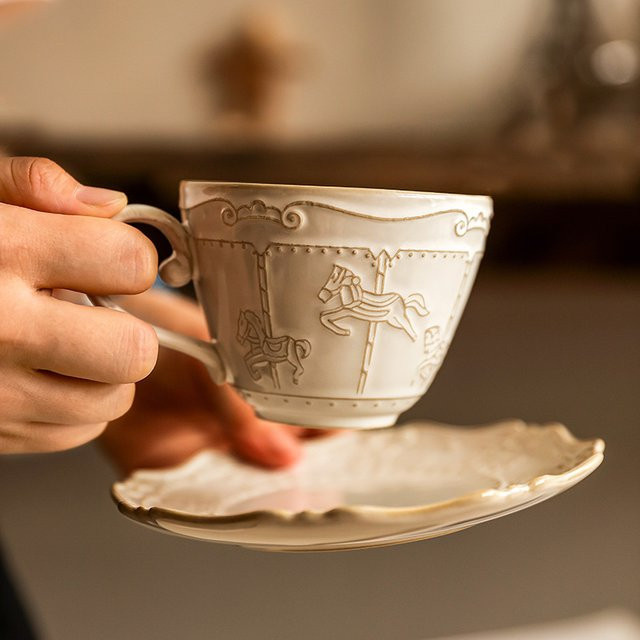Vintage Relief Karussell Kaffeetassen und Teller Set aus Keramik in Weiß - Bild 1