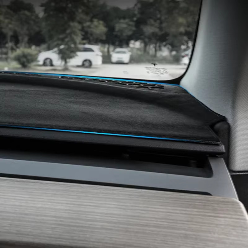 BEVO Armaturenbrett-Abdeckung aus Wildlederstoff für Tesla Model 3 und Model Y in Schwarz, rutschfest und blendfrei als Sonnenschutz - Bild 3