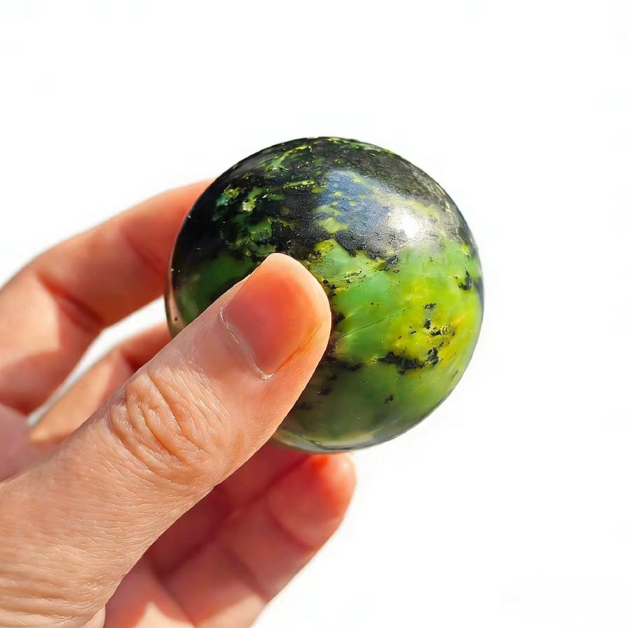CrystalHola Grüne Opal-Kristallkugel aus Naturstein mit schwarzer Maserung als Tischdekoration - Bild 3