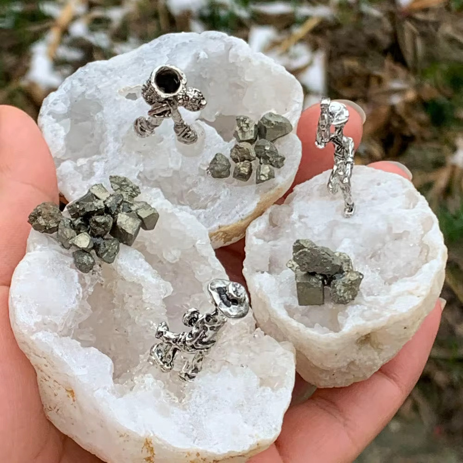 CrystalHola Kristall-Miner Ornament aus Naturstein in Weiß für dein Zuhause oder Arbeitszimmer - Bild 2