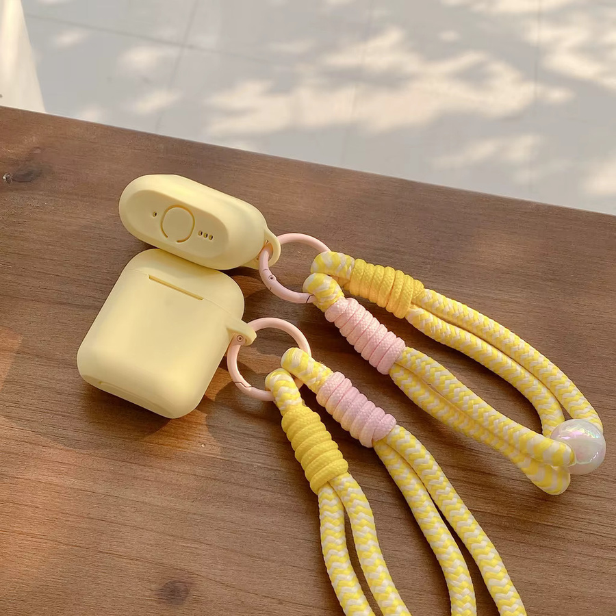 Milchgelbe Silikon-Softshell-Hülle mit matter Textur und Perlen-Lanyard für Apple AirPods 2 3 4 Pro Pro2 Pro3 in Beige - Bild 4