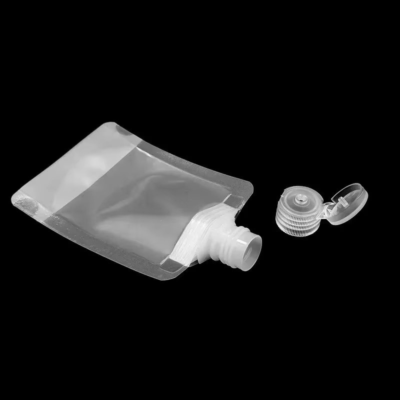 Transparente Clamshell-Standbeutel aus Kunststoff mit Ausgießer für Reiseflüssigkeiten wie Handdesinfektionsmittel, Lotion oder Shampoo - Bild 4