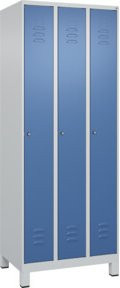 C+P Spind Classic PLUS Garderobenschrank mit 3 Abteilen, Füße, Zylinderschloss und 3 Garderobenhaken, Farbe: Grau/Blau, H x B x T: 195 x 75 x 50 cm - Bild 1