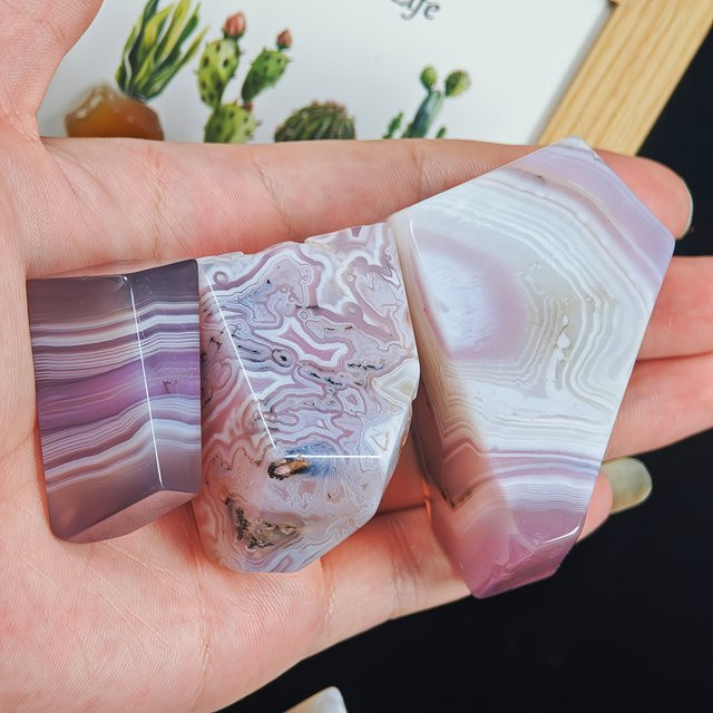 CrystalHola Gelee-Achat Freiform in Rosa mit Streifen und Blasen im Inneren - Bild 1