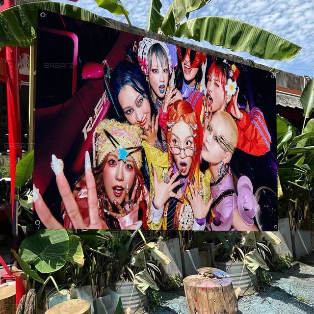 Potdemiel Kpop XG Girl Group Banner Flagge in Multicolor für Camping und Outdoor-Dekoration - Bild 1