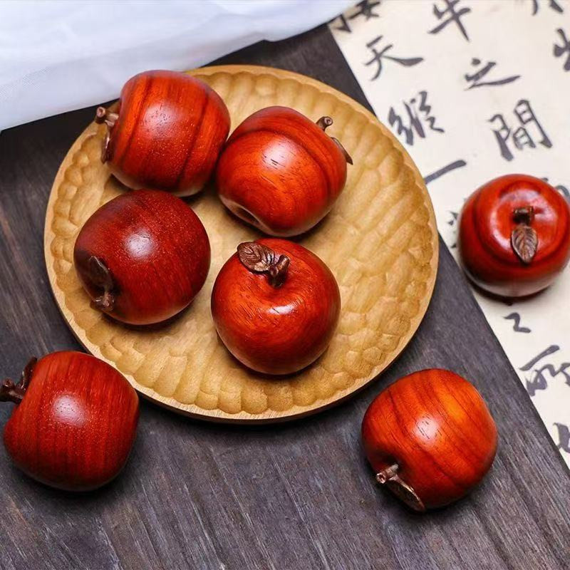 QIANFANEIVES Dekorativer Apfel aus rotem Sandelholz in Rot und Kaki als handgeschnitztes Holzmodell zur Heimdekoration - Bild 2