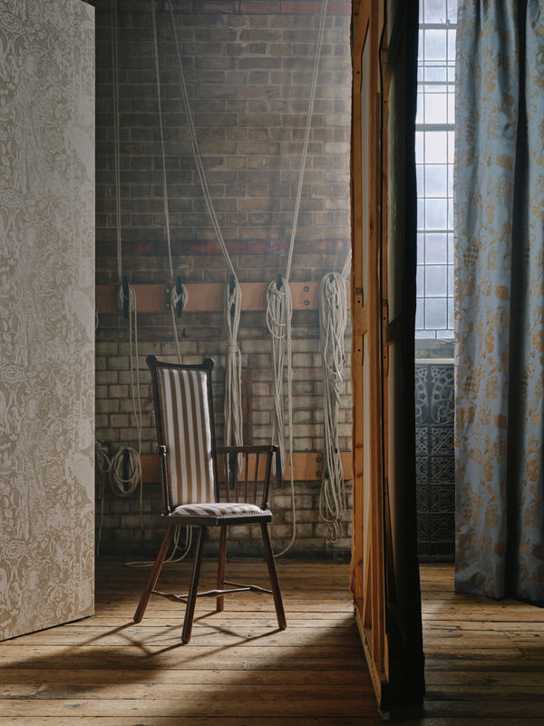 Sanderson Tapete Aurelias Grail in Bone/Alabaster mit floralem und botanischem Design aus Vlies - Bild 2