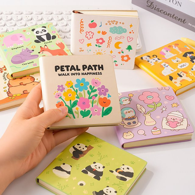 Quadratisches Notizbuch mit Hand-in-Hand-Motiv in Beige und Multicolour, Blanko-Innenseiten für Studenten und als Belohnungsgeschenk - Bild 1