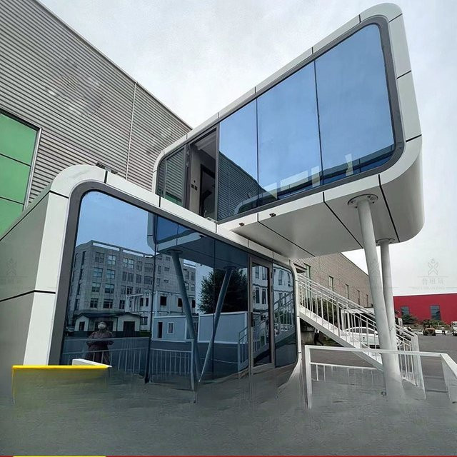 Modernes Apfelhaus als schnell aufbaubares Glasfassaden-Ferienhaus in Weiß für Campingplätze - Bild 1