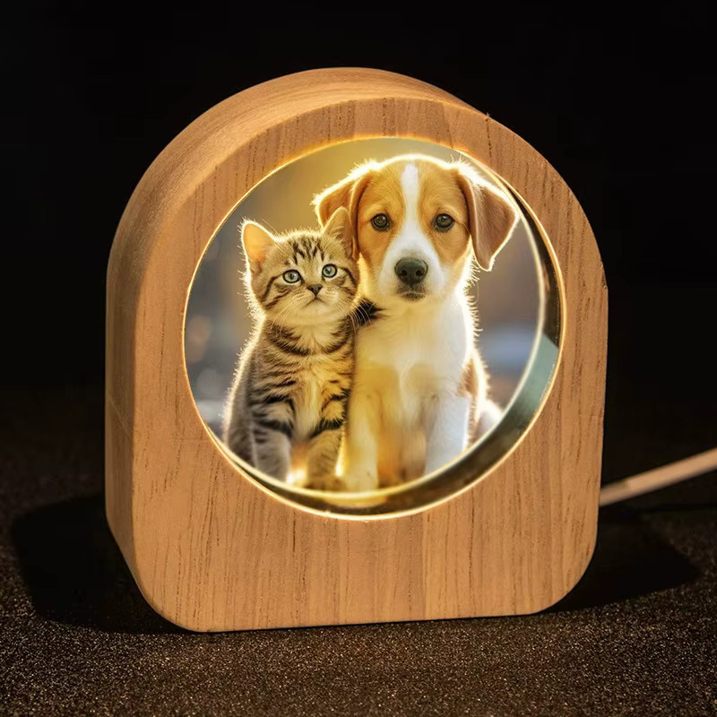 Personalisierte 3D-Kristallkugel-Fotolampe von 4MELLY mit Holzsockel in Braun als romantisches Nachtlicht und individuelles Fotodekor - Bild 1