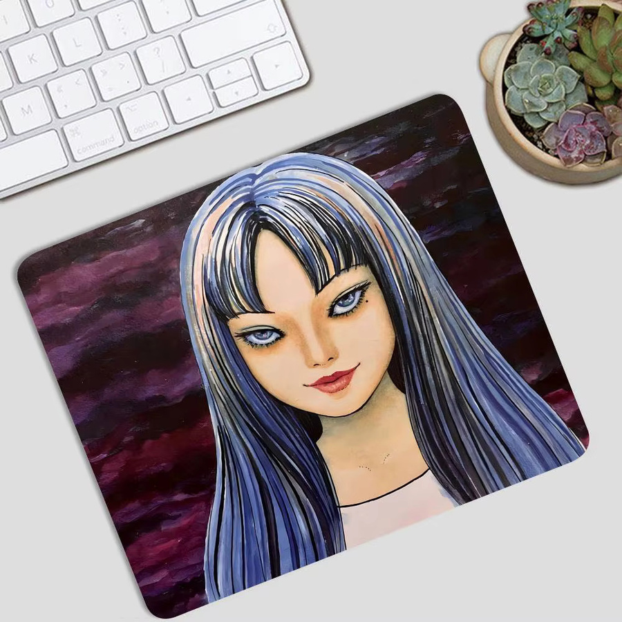 Rastar Junji Ito Tomie Retro Kawakami Mini-Mauspad in Multicolour mit genähtem Rand und rutschfester Gummibasis - Bild 6