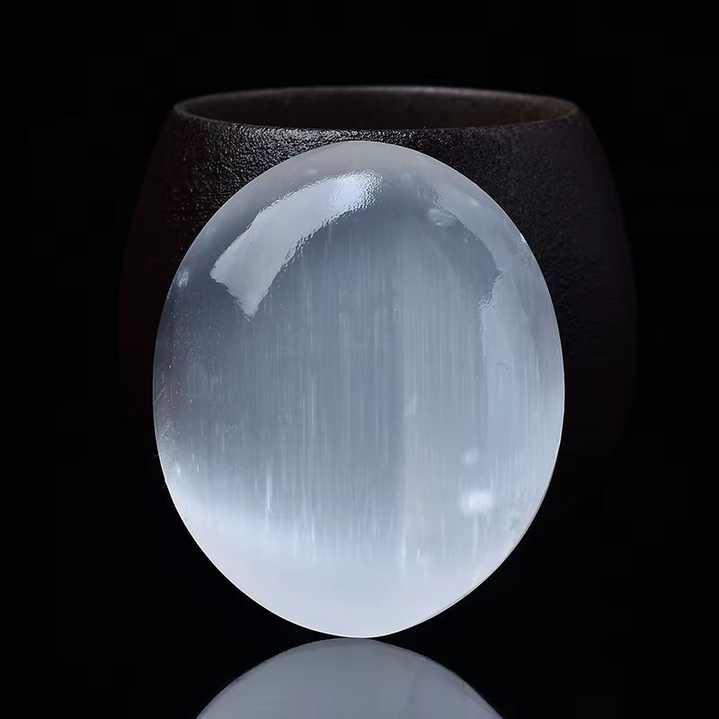 Harmonious Crystalloid Selenit Gips Stein in ovaler Form, weiß und gelb, als natürliches Mineral-Ornament zur Handmassage und Heilung - Bild 6
