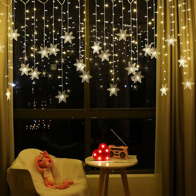 LED Weihnachts-Lichterkette mit Schneeflocken und Eiszapfen in Warmweiß für Fenster und Garten - Bild 1