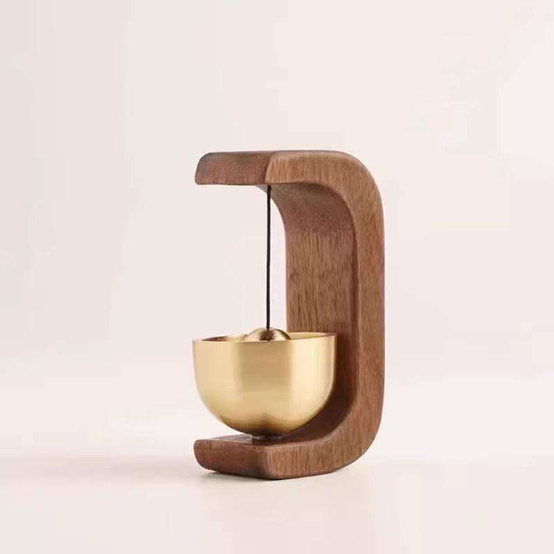YUYU Eingangstürklingel als Windglocke aus Holz in Gold mit minimalistischem Design - Bild 2
