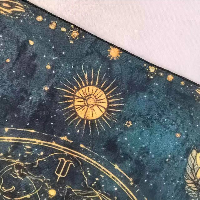 VIKAMA Tarot-Tischdecke mit Sonne-Mond- und Blume des Lebens Muster, wasserabweisendes Altartuch im Boho-Stil, mehrfarbig - Bild 1