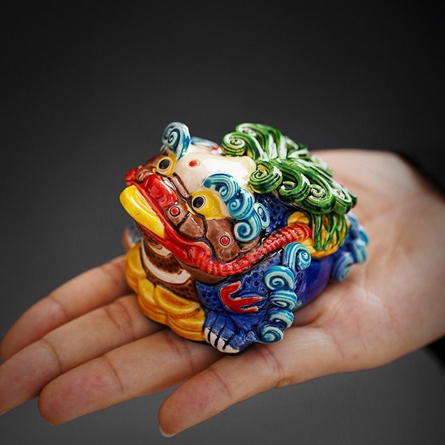 Handgemachte chinesische Keramik Glückskröte mit drei Beinen in Gold und Multicolor als Dekoration für dein Home Office oder deinen Schreibtisch - Bild 1
