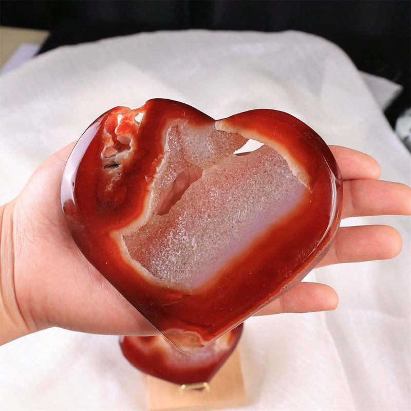 Handgefertigte Geode-Herzen aus rotem Achat als dekorative Kristallsteine in unregelmäßiger Form - Bild 3