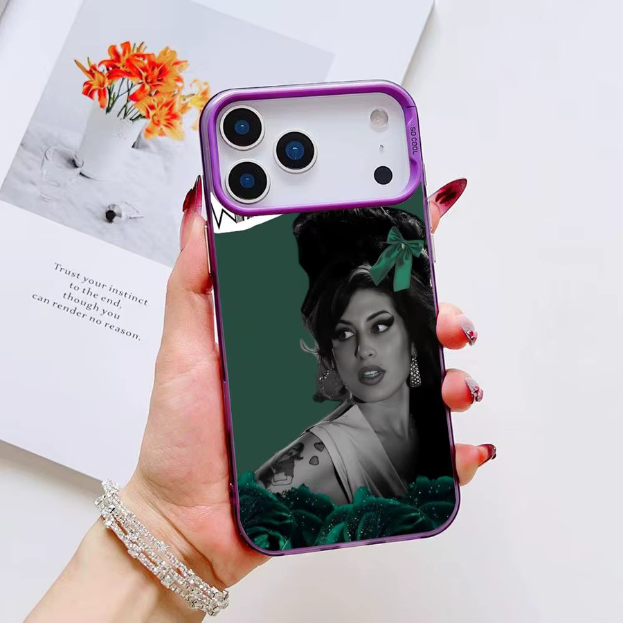 Amy Winehouse Handyhülle für iPhone 17 16 15 14 13 12 11 Pro Max in Mehrfarbig mit Matt Laser Metallic Aurora Effekt - Bild 3