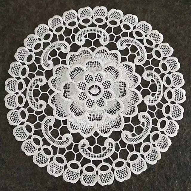 Runde Tischmatte von Yiran Furniture mit moderner Stickerei im nordischen Stil, Farbe: Weiß, Durchmesser: 25 cm - Bild 1