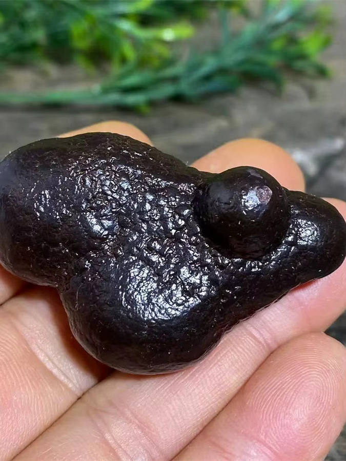 Natürlicher Hämatit Kristall in Schwarz als spiritueller Edelstein für deine Heimdekoration - Bild 3