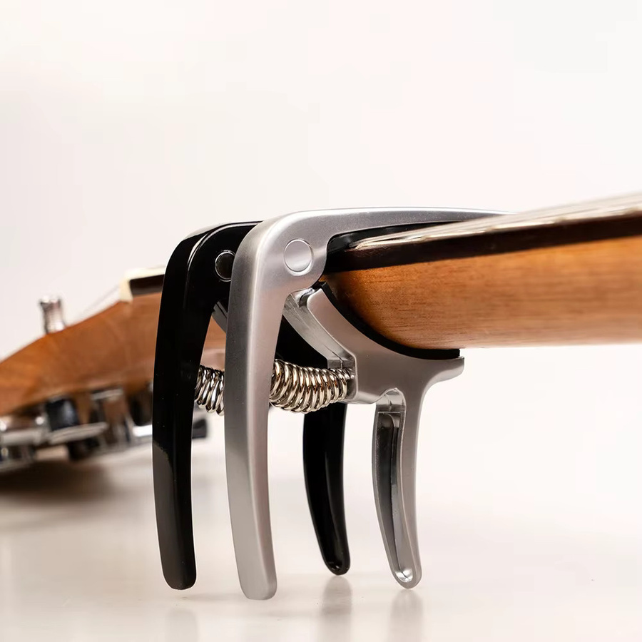 GUITTO GGC-07 Ukulele-Kapodaster aus Zinklegierung für 4 Saiten in Schwarz - Bild 2
