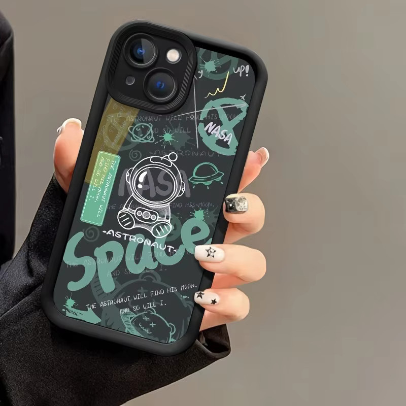 Schwarze High-Tube-Handyhülle mit Cartoon-Astronautenmuster für iPhone 17, 16 und 15 Serien - Bild 3