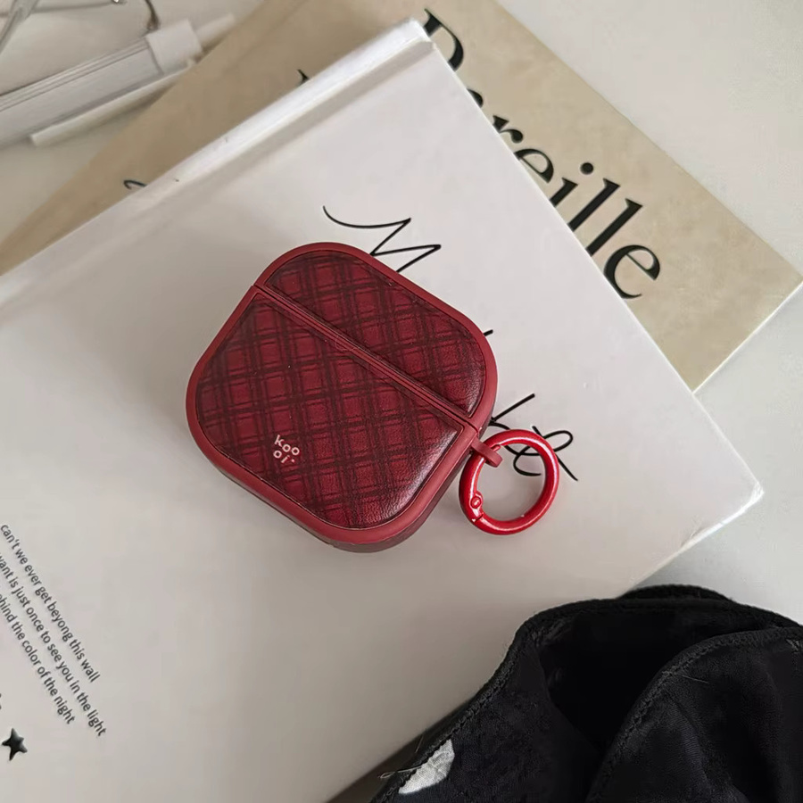 Apple AirPods Schutzhülle aus Leder mit rotem Rautenmuster und Schlaufe - Bild 5