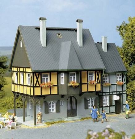 Auhagen Wohnhaus Bahnhofstr. 1 Modell im Maßstab TT