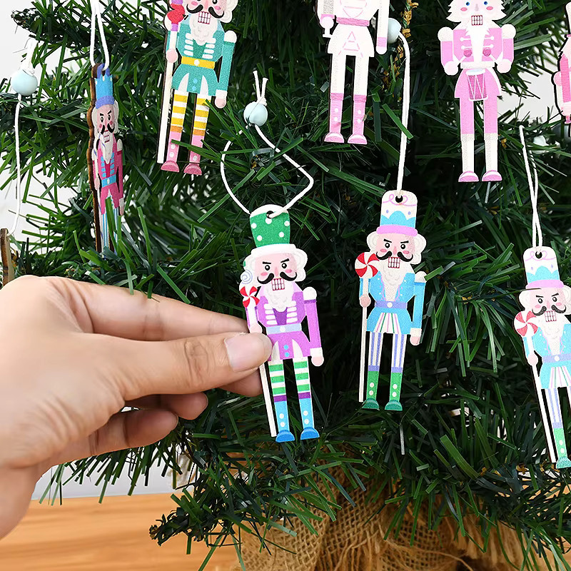 8er Set ZQNYCY Weihnachts Nussknacker aus Holz als hängende Ornamente in Mehrfarbig für deinen Weihnachtsbaum - Bild 4