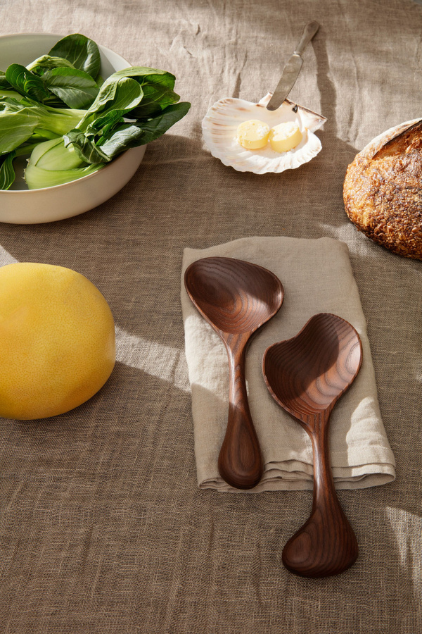 Ferm Living Os Salatbesteck aus Holz in Dunkelbraun Matt - Bild 2