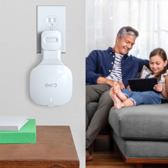 Wandhalterung für Eero Mesh Router in Weiß mit Kabelaufbewahrungsfunktion zur platzsparenden Montage - Bild 1