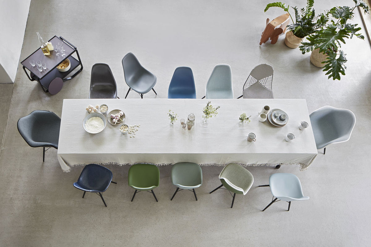 Vitra DSW Eames Plastic Side Chair in Blau mit Holzbeinen und mattem Kunststoff - Bild 3