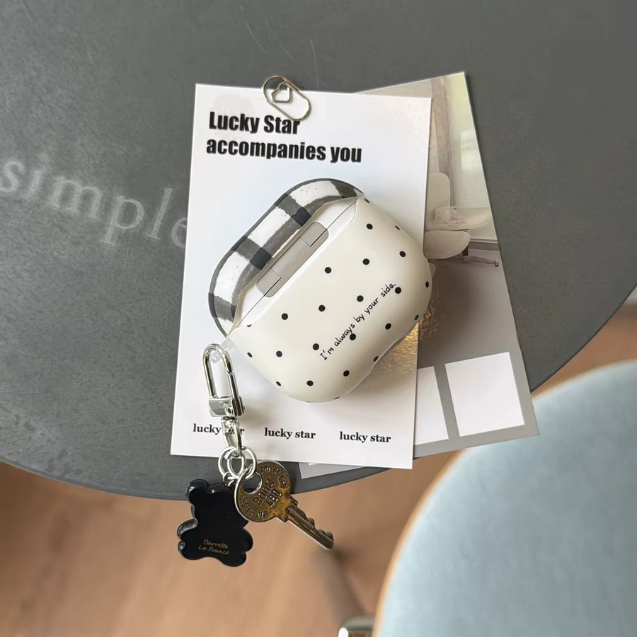 Matte Kopfhörer-Schutzhülle für Apple AirPods 1, 2, 3, 4 und Pro/Pro 2 mit Retro-Gittermuster in Schwarz-Weiß und Anhänger - Bild 2