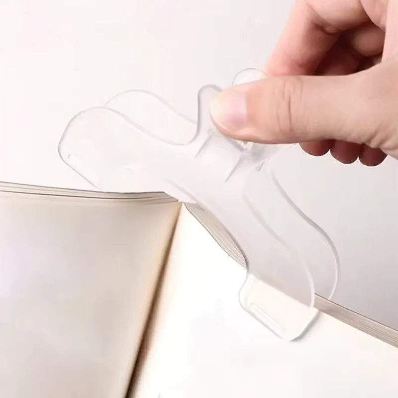 Transparenter Buchclip aus Kunststoff als praktischer Notizhalter und Lesehilfe - Bild 2