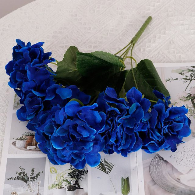 WQNJIN Künstliche Hortensien Seidenblumen mit 5 Blütenköpfen in Weiß und Blau für deine Hochzeitsdekoration und Tischdekoration - Bild 1