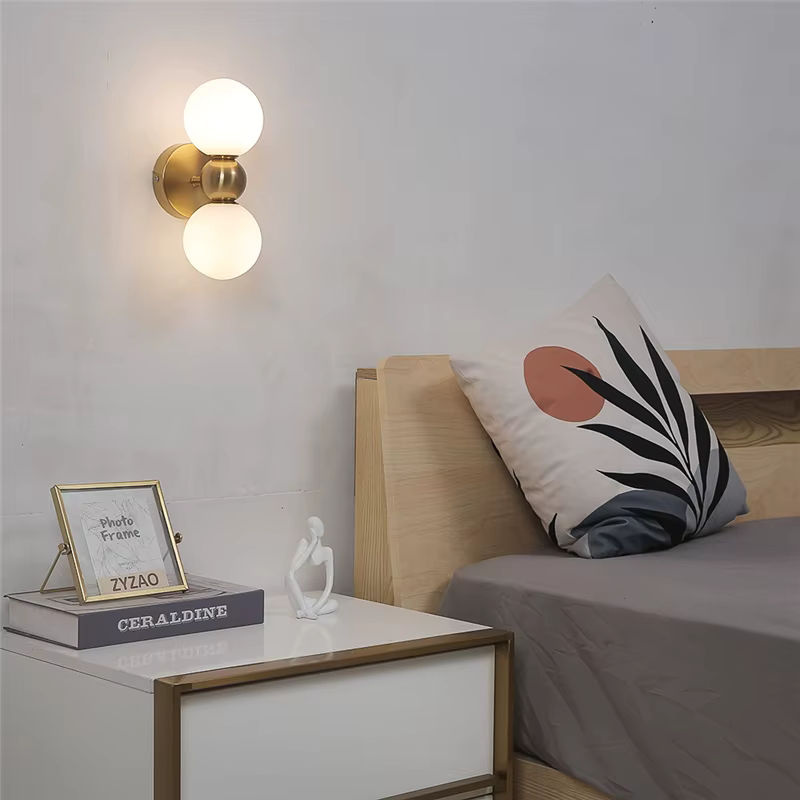 Moderne Glaskugel Wandlampe Lava Corki in Gold/Messing mit weißem Glas für Schlafzimmer und Wohnzimmer - Bild 2