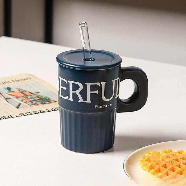 Yiran Furniture Keramiktasse mit Deckel und Strohhalm in Blau, 480 ml - Bild 1