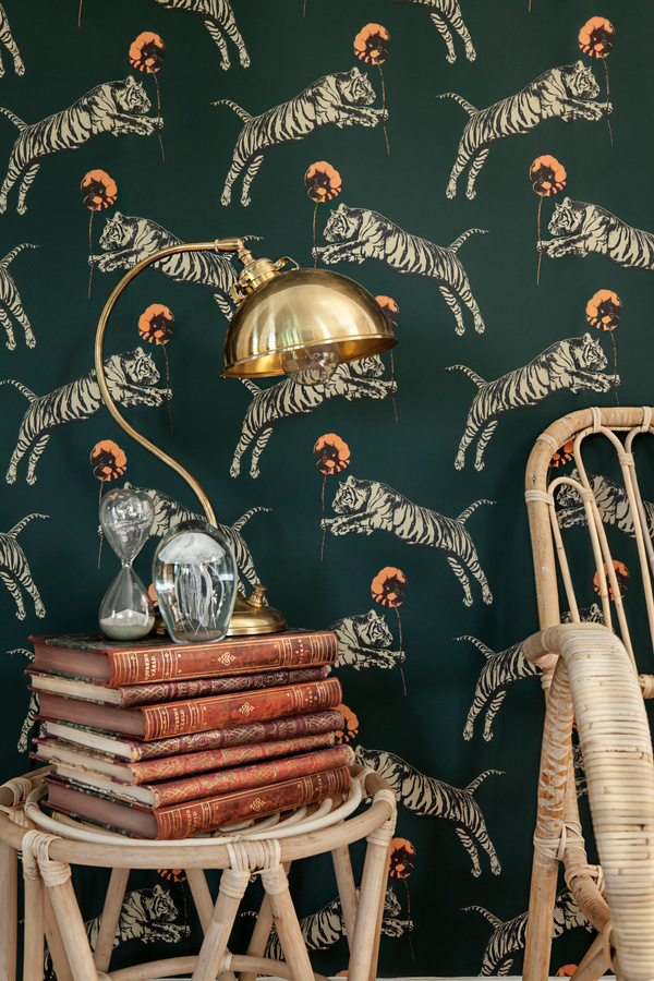 Studio Lisa Bengtsson Tapete Poppy Green Non-Woven mit Tiermotiv im skandinavischen Design - Bild 2
