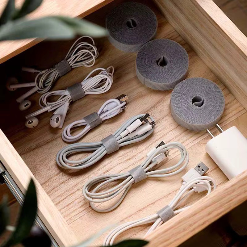 Multifunktionaler USB Kabel Organizer und Draht Wickler zum DIY-Zuschneiden in Weiß und Grau - Bild 3