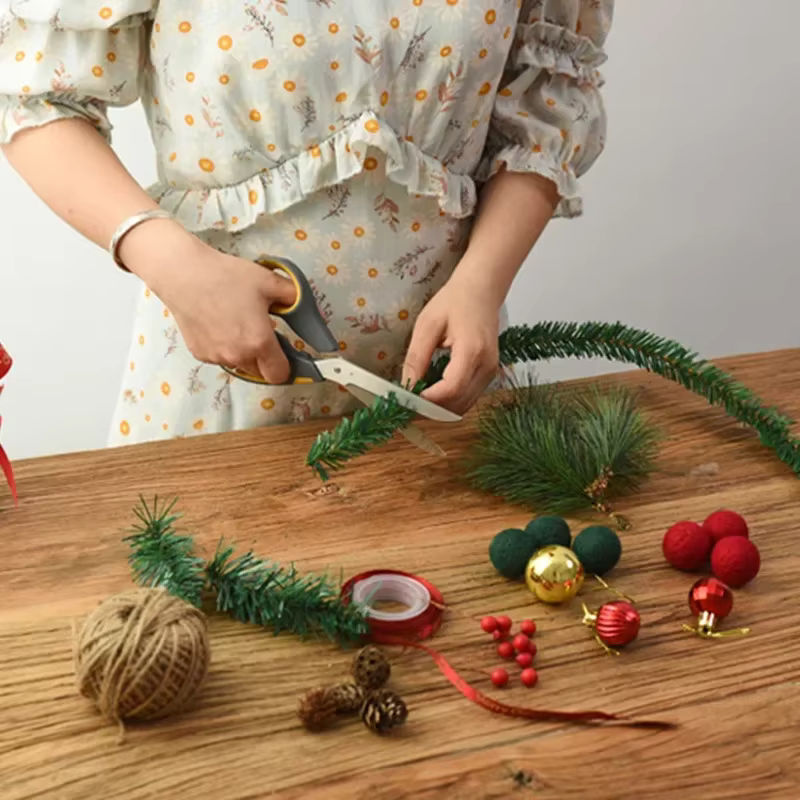 Grüne Weihnachtsdekoration als Girlande aus Kunststoff im Botanical-Design, 5,5 m Länge - Bild 5