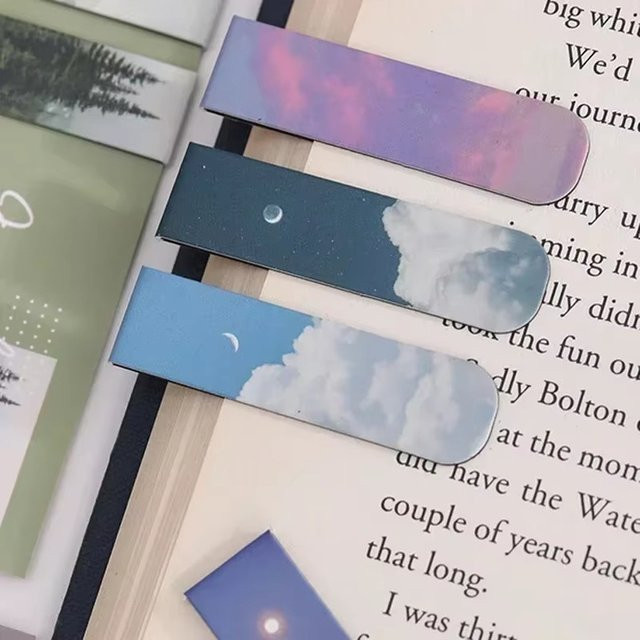 2 Stück Kawaii Magnetische Lesezeichen mit Fantasie-Landschaft als Buch Clips für Schule und Büro - Bild 1