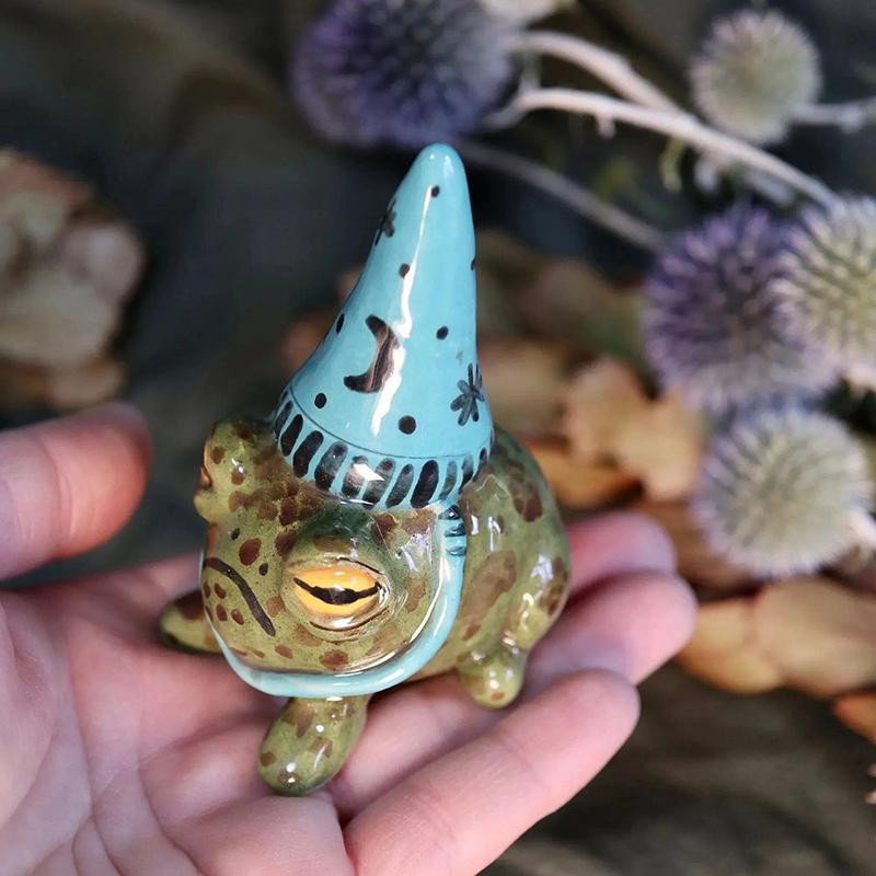 Handbemalte Froschstatue mit Hexenhut aus Harz in Grün als dekorative Kunstskulptur für deinen Garten und Außenbereich - Bild 2