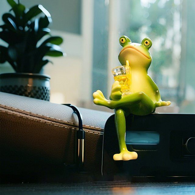 Hängende Froschfigur aus Kunstharz in Grün von APWIKOGER als dekoratives Blumentopf-Ornament für Garten und Rasen - Bild 1