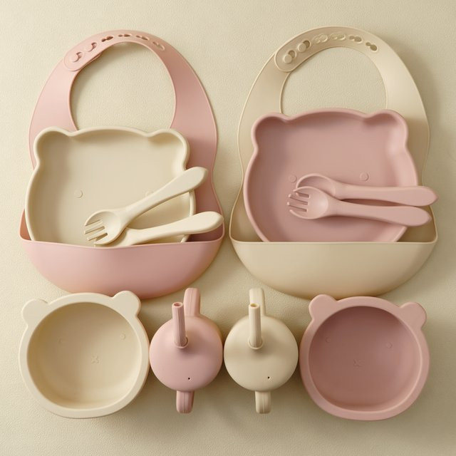 Baby Fütterungsset aus Silikon mit verstellbarem Lätzchen, Schüssel, Tasse und Utensilien im Cartoon Bär Design in Sand und Pink - Bild 1