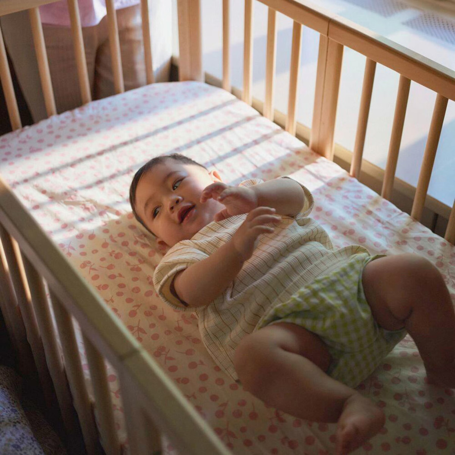 Stokke Nighti Mini Bundle mit Umbausatz, 2 Matratzen, 2 Spannbetttüchern und Rollen in Buche und Beige - Bild 2
